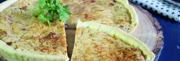 Quiche lorraine gratinée à l'emmental, enrichie
