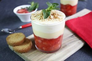 Compotée de fraises et chantilly : la verrine enrichie aux airs de tarte au citron