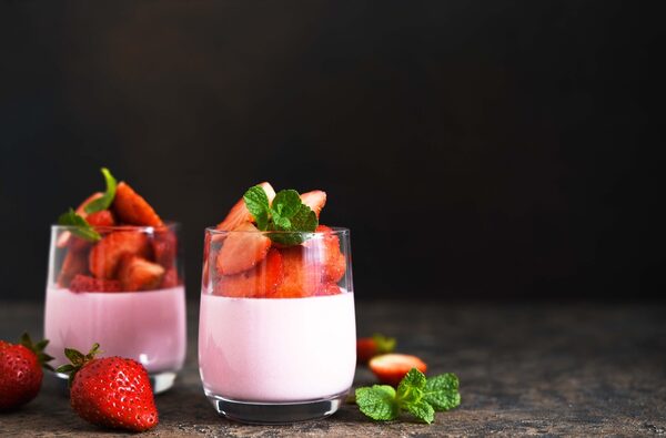 Panna cotta aux fraises fraîches : le dessert enrichi prêt en une heure au frais