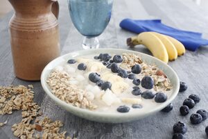 Bowl café poire banane façon smoothie bowl : le petit déjeuner enrichi qui se mange à la cuillère