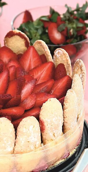 Charlotte aux fraises enrichie : le dessert sans cuisson qui se prépare la veille