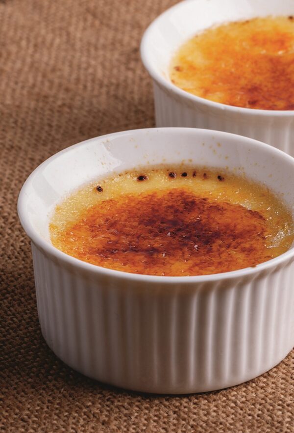 Crème brûlée à ma façon : le classique caramélisé enrichi à la vanille