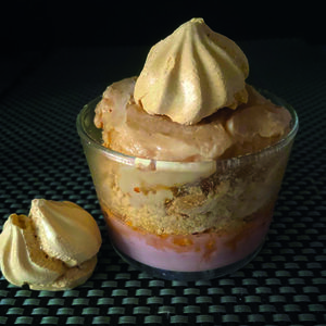 Vacherin fraise-abricot : le dessert glacé bicolore à la meringue croquante