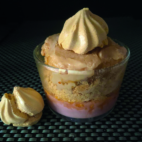 Vacherin fraise-abricot : le dessert glacé bicolore à la meringue croquante
