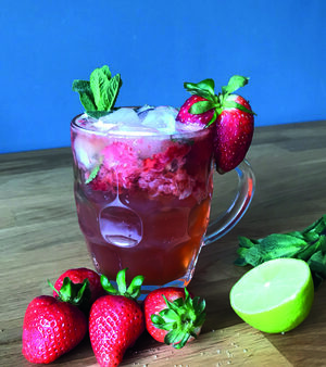 Mojito fraise sans alcool : la version pétillante à la glace pilée