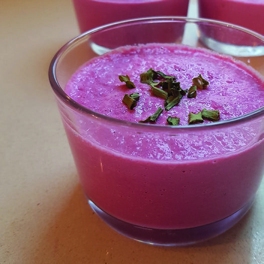 Crème froide de betterave au concombre citron vert : l'entrée fraîche enrichie