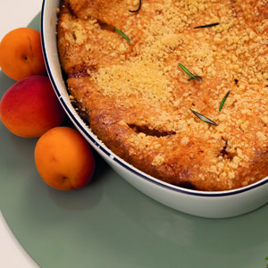 Crumble clafoutis aux abricots : deux desserts en un, parfumé au romarin