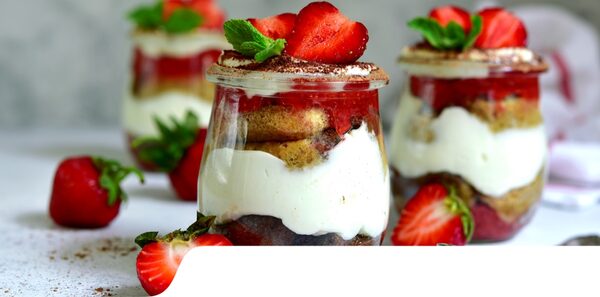 Tiramisu à la fraise sans mascarpone : une crème au chocolat blanc enrichie