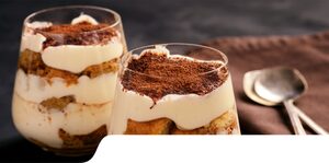 Dessert au chocolat à étages : biscuits, compote et crème de cacao enrichie