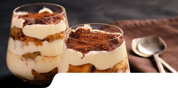 Dessert au chocolat à étages : biscuits, compote et crème de cacao enrichie
